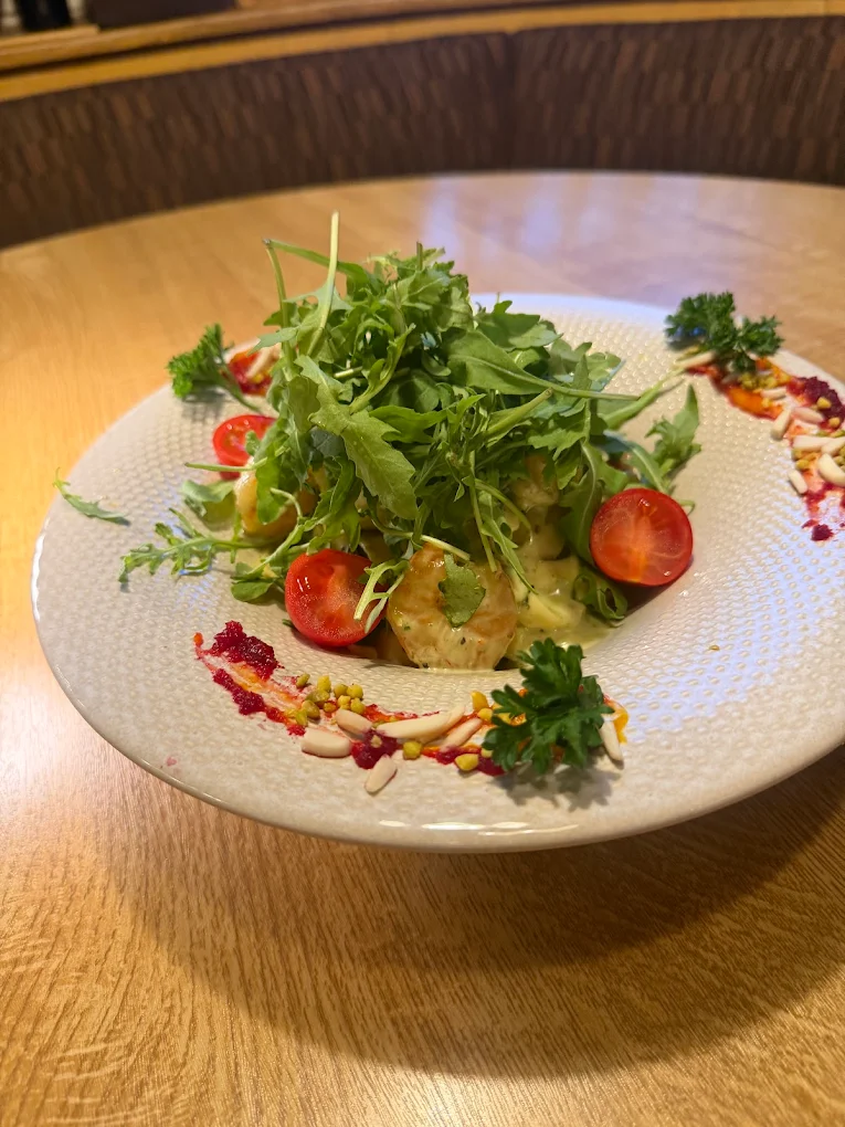 Fein angerichtetes Gericht mit frischem Rucola und Kirschtomaten im Antichi Sapori